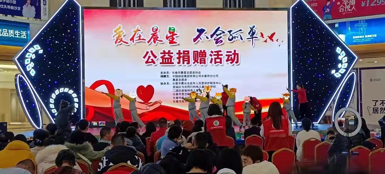 人們在看臺上的人演出中度可信度描述已自動生成