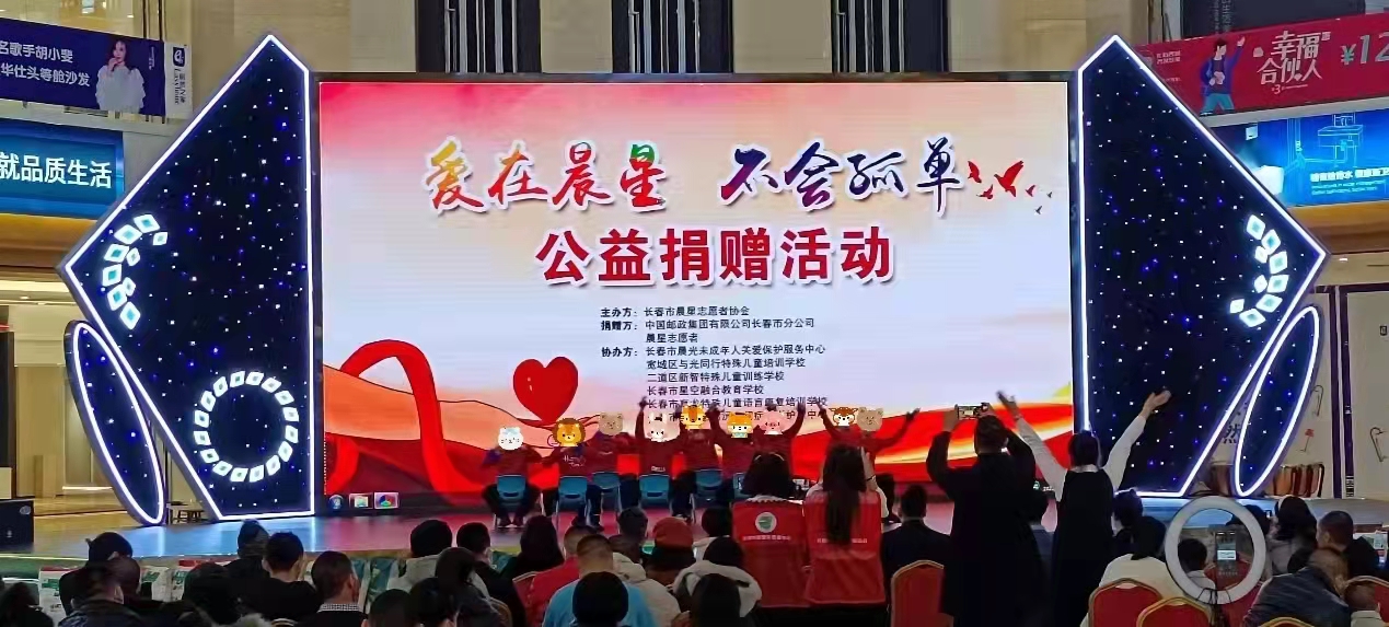 人們在看臺上的人演出中度可信度描述已自動生成