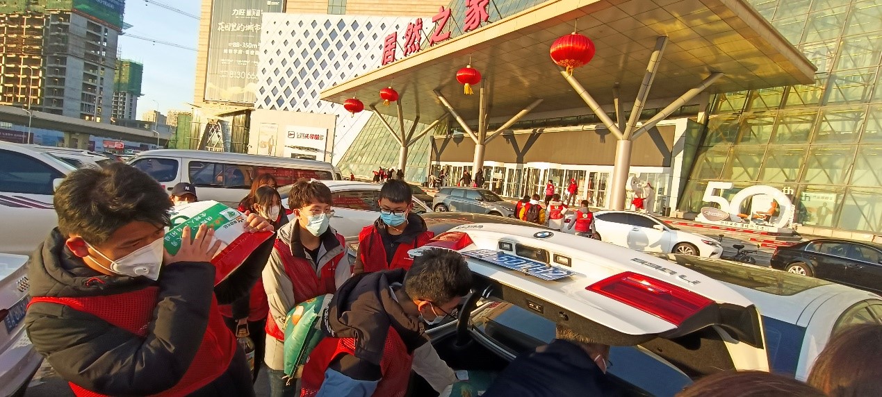 圖片包含 游戲機, 建筑, 桌子, 女人描述已自動生成