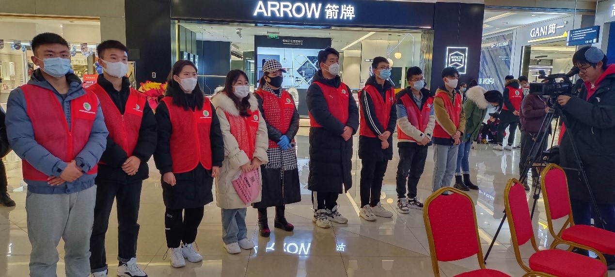 一群人站在一起描述已自動生成