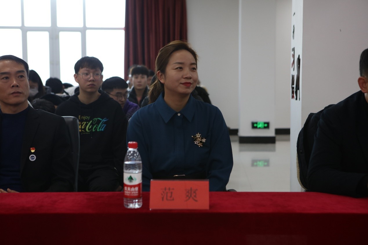 一群男人和女人站在桌子上描述已自動(dòng)生成